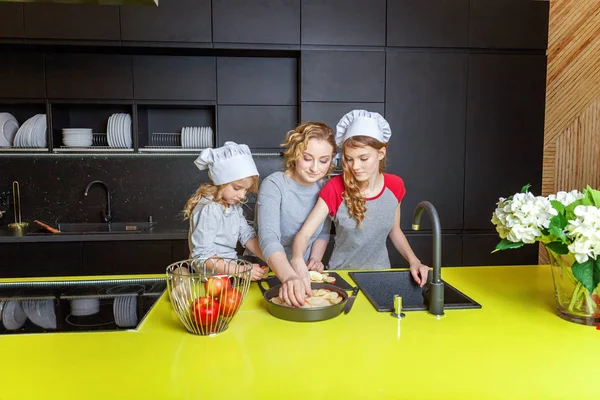Szczęśliwa Rodzina Kuchni Matka Dwoje Dzieci Przygotowanie Ciasta Piec Szarlotkę — Zdjęcie stockowe