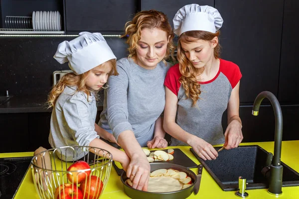 Mutlu Aile Mutfak Anne Iki Çocuğu Hamur Fırında Elmalı Turta — Stok fotoğraf