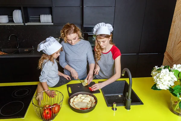 Gelukkige Familie Keuken Moeder Twee Kinderen Voorbereiden Deeg Bak Appeltaart — Stockfoto