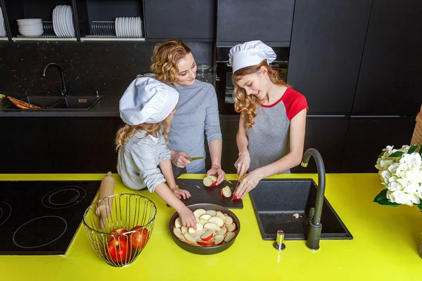 Gelukkige Familie Keuken Moeder Twee Kinderen Voorbereiden Deeg Bak Appeltaart — Stockfoto