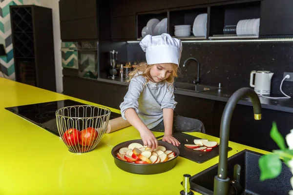 Meisje Met Hoed Van Chef Kok Voorbereiding Bakken Appeltaart Voor — Stockfoto