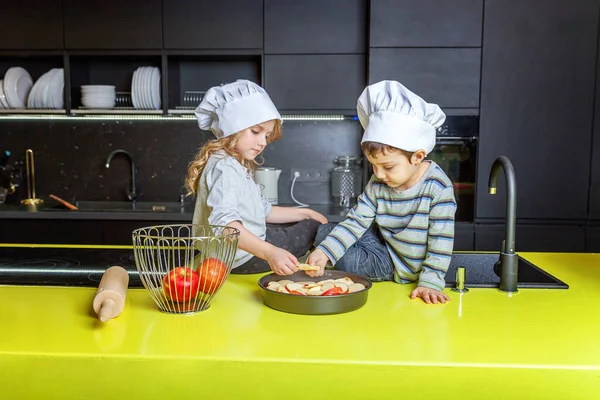 Niewiele Dzieci Dziewczynka Chłopiec Szefa Kuchni Kapelusz Przygotowanie Upiec Jabłecznik — Zdjęcie stockowe