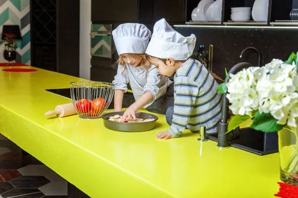 Niewiele Dzieci Dziewczynka Chłopiec Szefa Kuchni Kapelusz Przygotowanie Upiec Jabłecznik — Zdjęcie stockowe