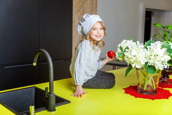 Bambina Con Cappello Chef Che Impara Cucinare Sorridendo Cucina Bambino — Foto Stock