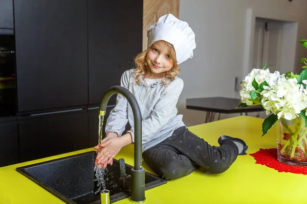 Meisje Met Hoed Van Chef Kok Leren Koken Glimlachend Keuken — Stockfoto