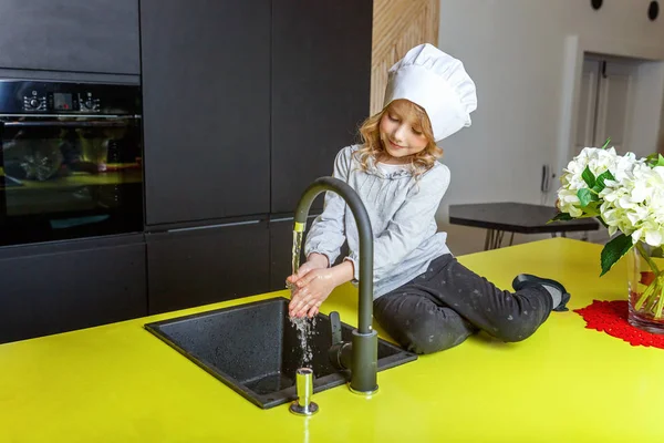 Mała Dziewczynka Kapelusz Kucharz Nauka Gotowania Uśmiechając Się Kuchni Dziecko — Zdjęcie stockowe