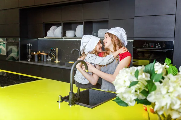 Dos Chicas Con Sombrero Chef Abrazándose Divirtiéndose Cocina Hermanas Niña —  Fotos de Stock