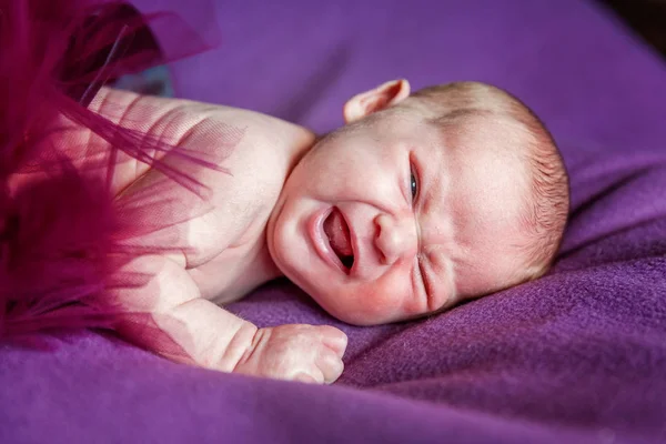 Який Портрет Спокійного Солодкого Новонародженого Немовляти Лежить Ліжку Під Час — стокове фото