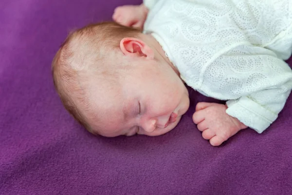 Weiches Porträt Eines Friedlichen Süßen Neugeborenen Das Auf Dem Bett — Stockfoto