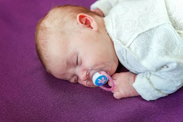 Puha Portré Békés Édes Újszülött Csecsemő Baba Ágyon Lila Takaró — Stock Fotó