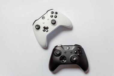 Beyaz ve siyah iki joystick gamepad, beyaz arka plan üzerinde izole oyun konsolu. Bilgisayar oyun teknoloji yarışması video oyunu denetim çatışma kavramı oynamak. Siber sembolü
