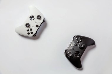 Beyaz ve siyah iki joystick gamepad, beyaz arka plan üzerinde izole oyun konsolu. Bilgisayar oyun teknoloji yarışması video oyunu denetim çatışma kavramı oynamak. Siber sembolü