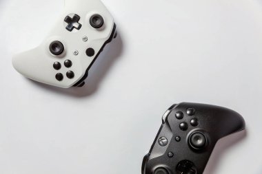 Beyaz ve siyah iki joystick gamepad, beyaz arka plan üzerinde izole oyun konsolu. Bilgisayar oyun teknoloji yarışması video oyunu denetim çatışma kavramı oynamak. Siber sembolü