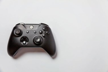 Siyah joystick gamepad, beyaz arka plan üzerinde izole oyun konsolu. Bilgisayar oyun teknoloji yarışması video oyunu denetim çatışma kavramı oynamak. Siber sembolü