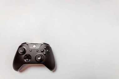 Siyah joystick gamepad, beyaz arka plan üzerinde izole oyun konsolu. Bilgisayar oyun teknoloji yarışması video oyunu denetim çatışma kavramı oynamak. Siber sembolü