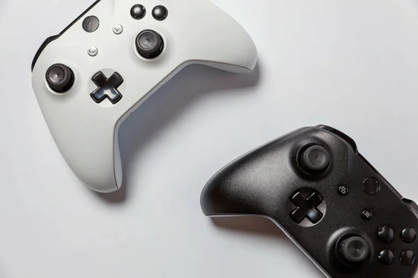 白と黒 つのジョイスティックのゲームパッド 白い背景で隔離のゲーム コンソール コンピューター ゲームの技術は 競争ゲーム コントロール対立概念を再生します サイバー スペースのシンボル — ストック写真