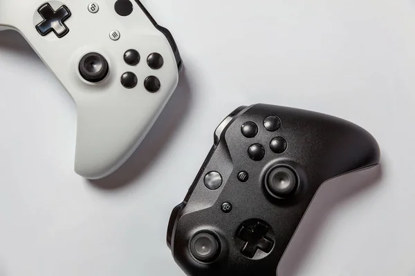 Witte Zwarte Twee Joystick Gamepad Spelconsole Geïsoleerd Een Witte Achtergrond — Stockfoto