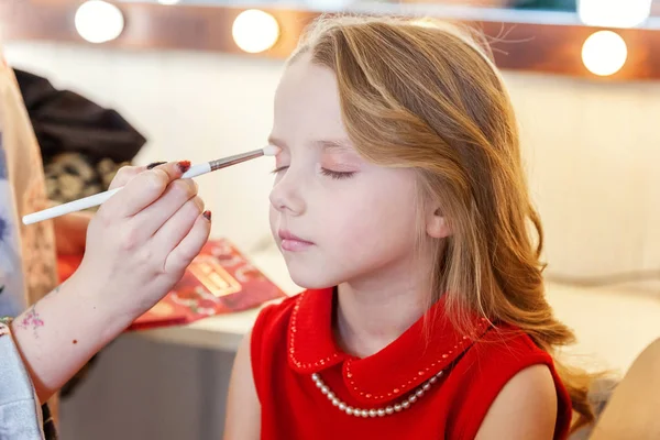Ręka Makijażu Wzorca Zastosowanie Eyeshadow Dla Małego Modelu Ładna Dziewczyna — Zdjęcie stockowe