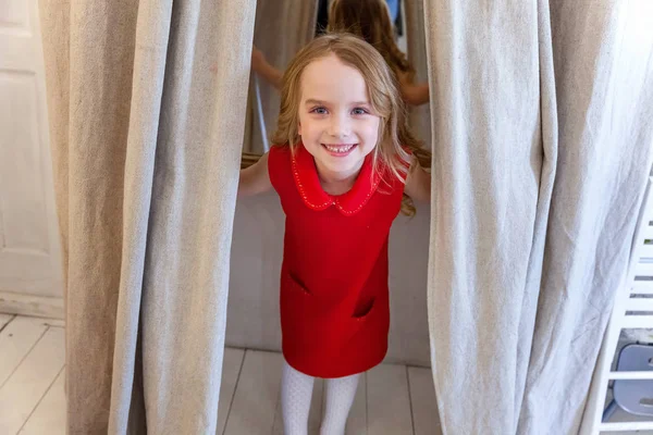 甘い幸せな愛らしいファッション微笑し 明るい明るい部屋に立っている赤いドレスの若いの小さな女の子 子供の頃 青少年 概念をリラックス — ストック写真