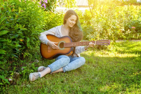Hipster 잔디에 공원이 배경에 기타를 노래와 라이프 스타일 — 스톡 사진
