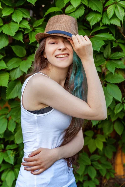 Menina Bonita Morena Hipster Jovem Chapéu Com Longos Cabelos Verdes — Fotografia de Stock