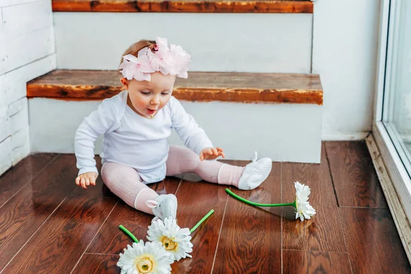 Lachende Babymeisje Één Jarige Dragen Lente Krans Aanbrengen Vloer Heldere — Stockfoto