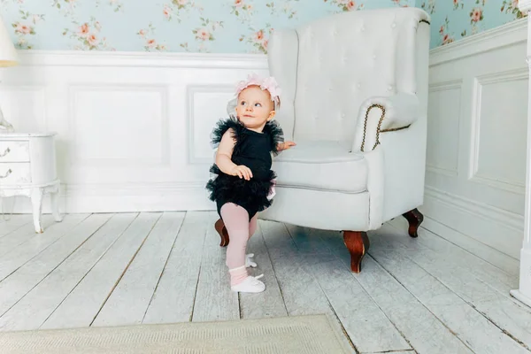 Küçük Bebeğim Bir Yıl Bahar Çelenk Ayakta Rahat Sandalye Yakınındaki — Stok fotoğraf
