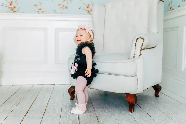 Mała Dziewczynka Jeden Rok Stary Noszenie Wiosna Wieniec Stojącego Obok — Zdjęcie stockowe