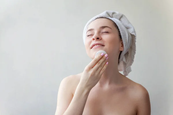 Retrato Belleza Una Mujer Morena Sonriente Toalla Cabeza Con Piel —  Fotos de Stock