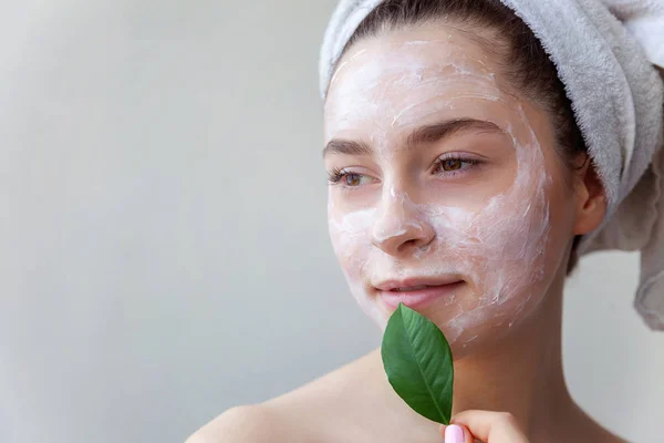 Retrato Beleza Mulher Toalha Cabeça Com Máscara Nutritiva Branca Creme — Fotografia de Stock