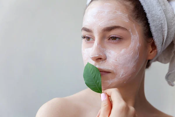 Retrato Beleza Mulher Toalha Cabeça Com Máscara Nutritiva Branca Creme — Fotografia de Stock