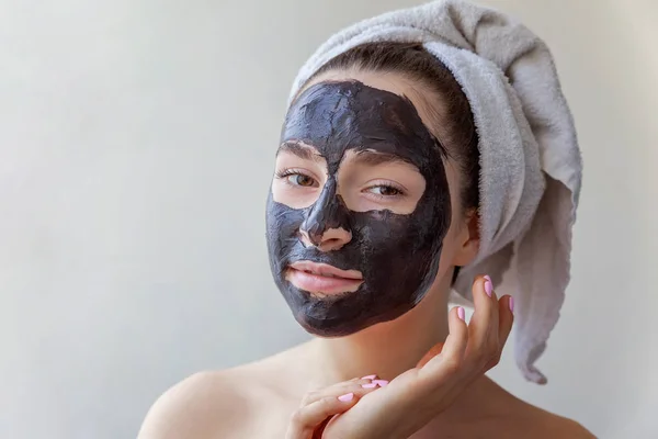 Krásy Portrét Ženy Ručník Hlavě Použití Černé Výživná Maska Obličej — Stock fotografie
