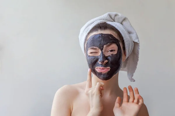 Portret Van Schoonheid Van Een Lachende Brunette Vrouw Een Handdoek — Stockfoto