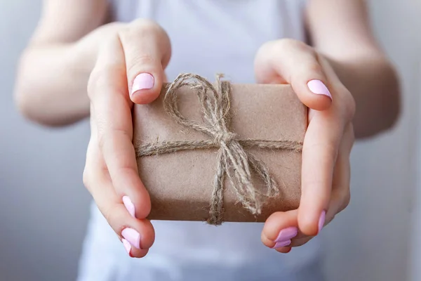 Mani Femminili Possesso Piccola Scatola Regalo Avvolto Carta Artigianale Con — Foto Stock