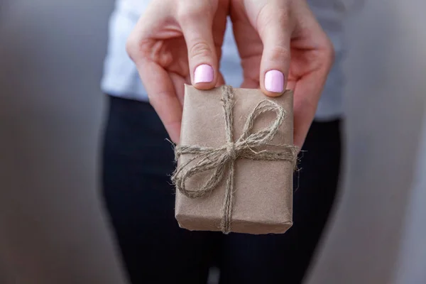 Frauenhände Halten Kleine Geschenkschachteln Mit Bastelpapier Und Schleife Der Hand — Stockfoto