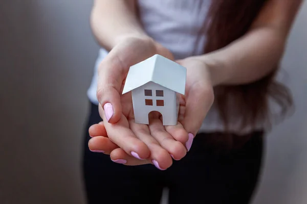 Erkek küçük minyatür beyaz oyuncak ev tutan eller. Mortgage Emlak sigorta rüya ev ve gayrimenkul konsept taşıma
