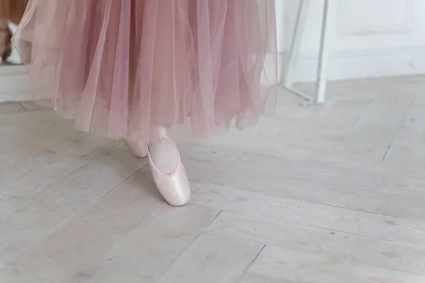 Manos Bailarina Falda Tutú Rosa Pone Zapatos Puntiagudos Pierna Salón —  Fotos de Stock