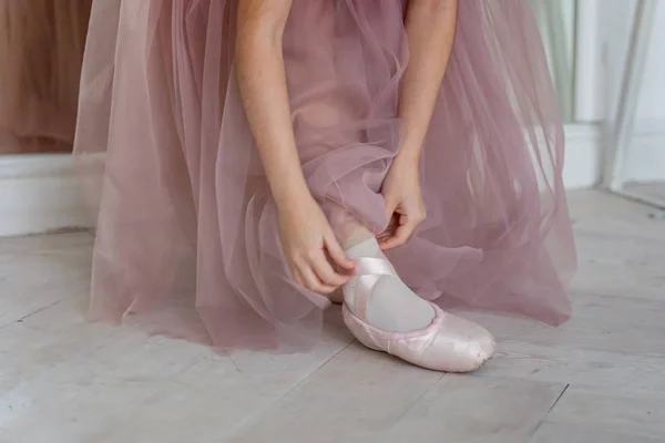 분홍색 치마를 발레리나의 다리에 끈적끈적 신발을 신는다 수업받는 클래식 무용수 — 스톡 사진