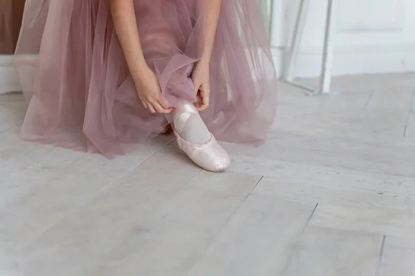 Manos Bailarina Falda Tutú Rosa Pone Zapatos Puntiagudos Pierna Salón —  Fotos de Stock