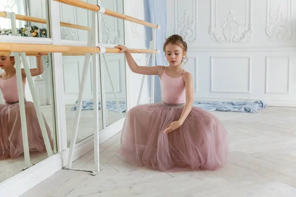 Een Jong Klassiek Balletdanseres Meisje Dansles Prachtige Sierlijke Ballerina Praktijk — Stockfoto