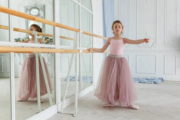 Jovem Dançarina Clássica Balé Aula Dança Bela Graciosa Bailarina Praticar — Fotografia de Stock