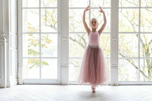 Giovane Ballerina Danza Classica Classe Danza Bella Ballerina Pratica Posizioni — Foto Stock