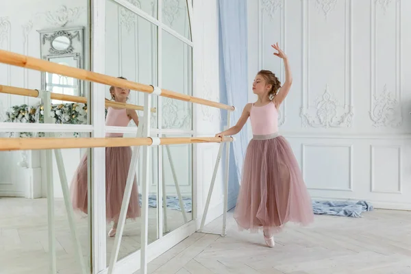 Jovem Dançarina Clássica Balé Aula Dança Bela Graciosa Bailarina Praticar — Fotografia de Stock