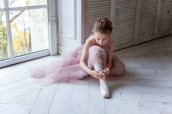 Młoda Tancerka Klasyczna Klasie Tańca Piękna Pełna Wdzięku Balerina Różowej — Zdjęcie stockowe