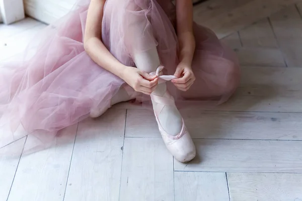 Mains Ballerine Tutu Rose Jupe Met Sur Pointe Des Chaussures — Photo