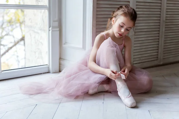 Een Jong Klassiek Balletdanseres Meisje Dansles Mooie Sierlijke Ballerina Roze — Stockfoto