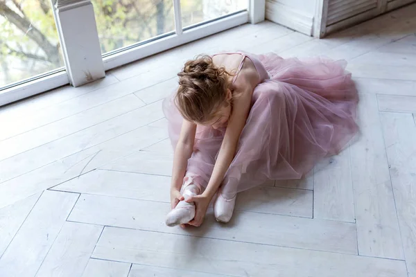 Ung Klassisk Balett Dansare Flicka Dansklass Vacker Graciös Ballerina Rosa — Stockfoto