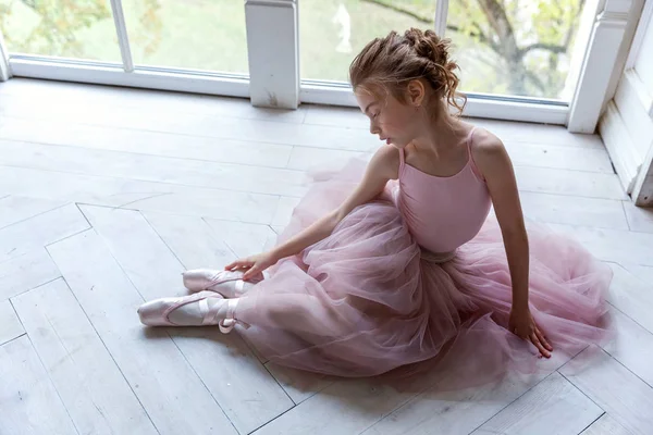 댄서의 수업에 분홍색 치마를 아름다운 발레리나가 근처에 점박이 신발을 — 스톡 사진