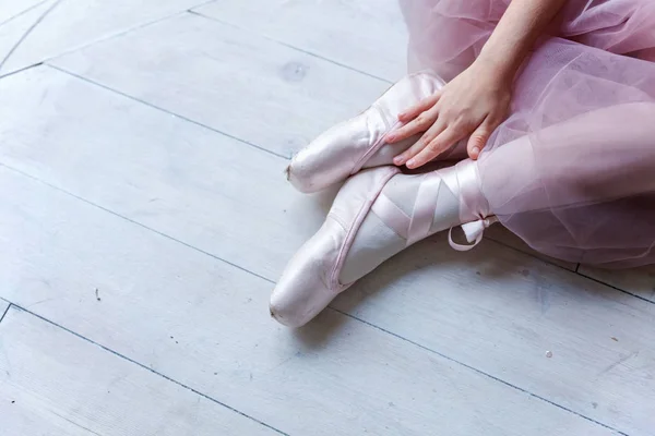 Handen Van Ballerina Roze Tutu Rok Zet Punt Schoenen Been — Stockfoto