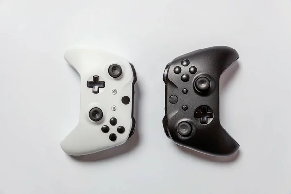白と黒 つのジョイスティックのゲームパッド 白い背景で隔離のゲーム コンソール — ストック写真